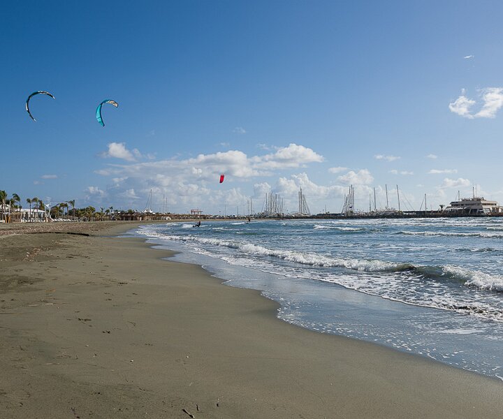 _DSC0061 Kitesurfers by the beach at St Raphael Marina.