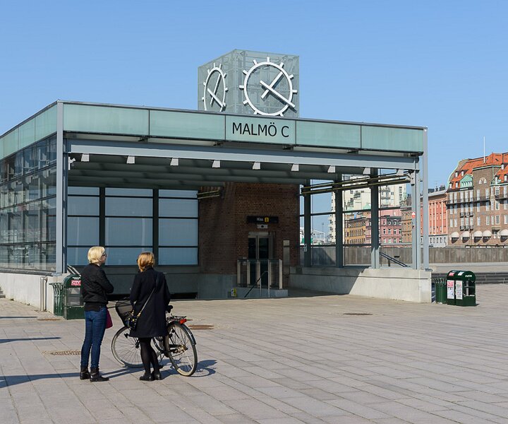 _DSC0045 An entrance to the central train station in Malmö.