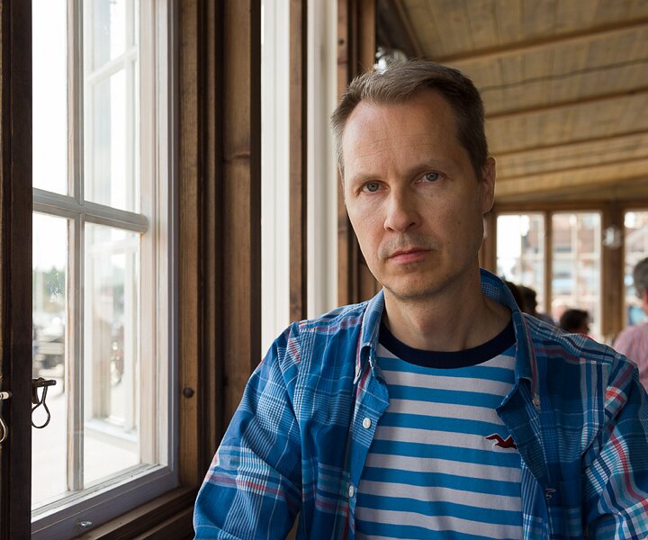 _DSC0007 Arto at the restaurant by the harbour in Nynäshamn.