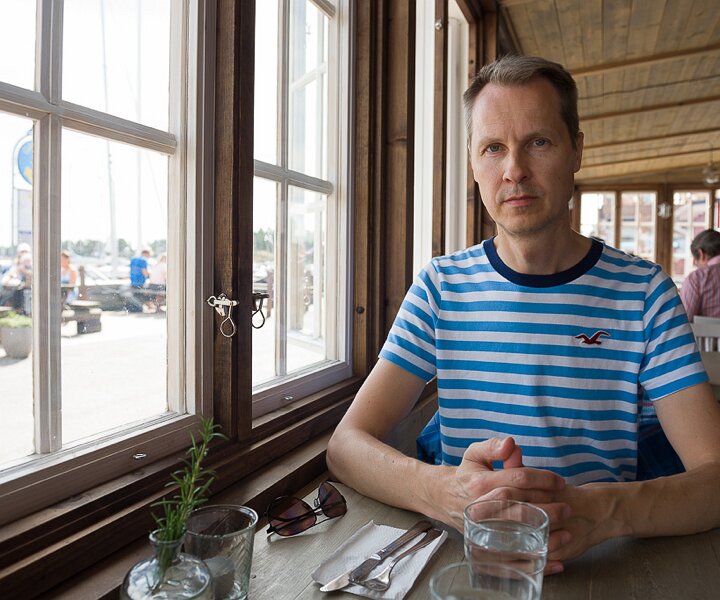 _DSC0008 Arto at the restaurant by the harbour in Nynäshamn.
