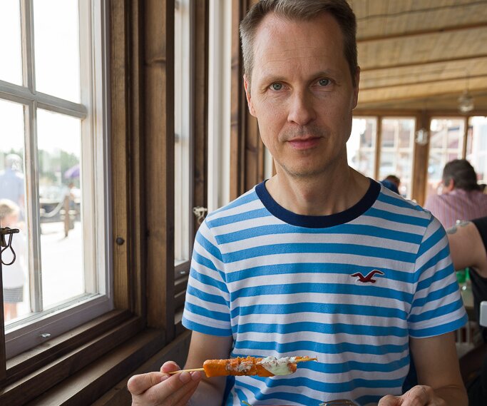 _DSC0020 Arto having lunch at the restaurant by the harbour in Nynäshamn.