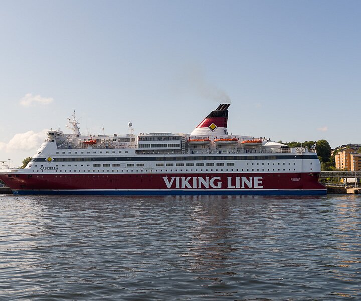 _DSC0039 Passing by a Viking Line cruise ship.