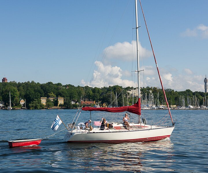 _DSC0048 Passing by a sailboat.