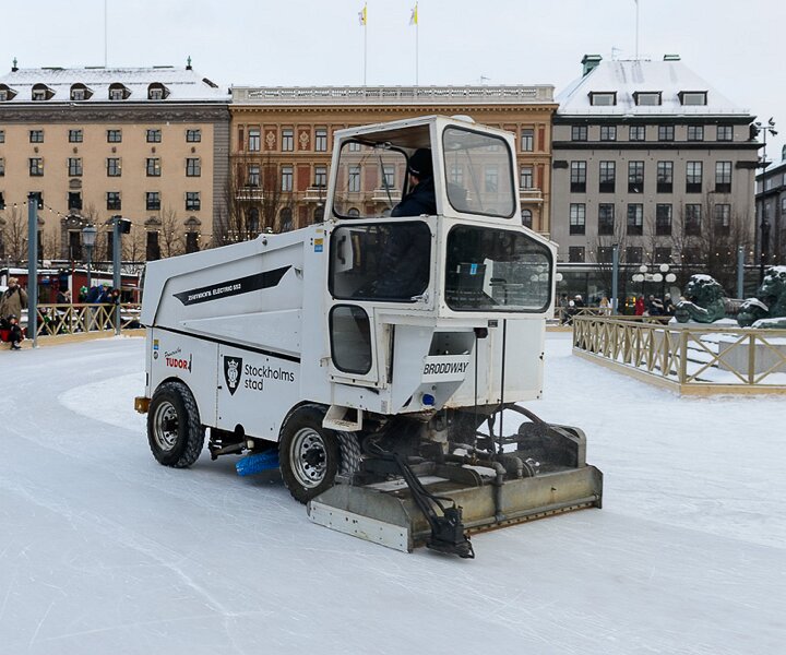 _DSC0018 Preparing the ice skating rink in Kungsträdgården.