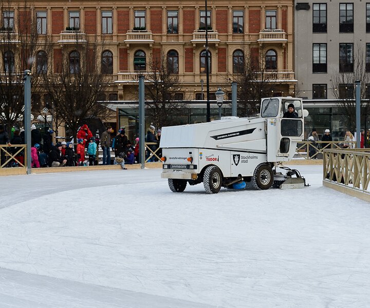 _DSC0020 Preparing the ice skating rink in Kungsträdgården.