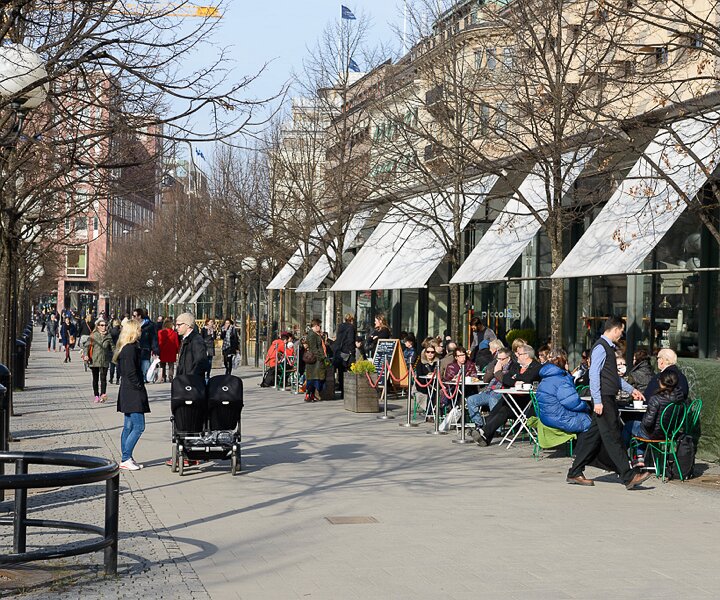 _DSC0001 People in Kungsträdgården enjoying the first sun of spring.