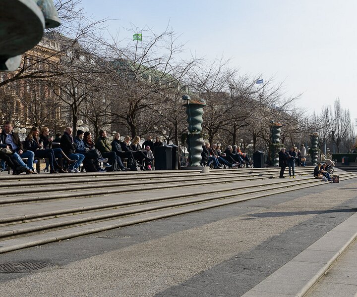 _DSC0012 People enjoying the first sun of spring in Kungsträdgården.