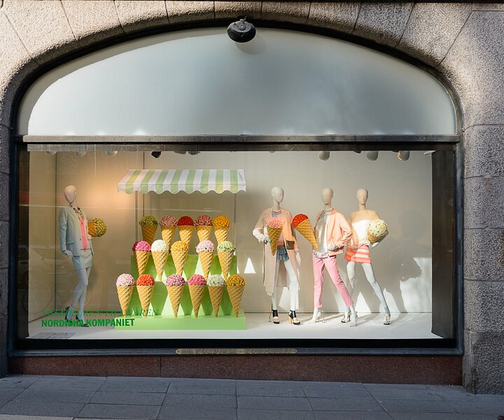 _DSC0032 Display window with spring theme at NK.