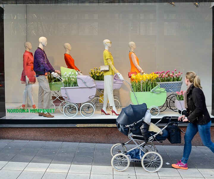 _DSC0041 Display window with spring theme at NK.