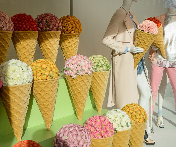 _DSC0060 Display window with spring theme at NK.