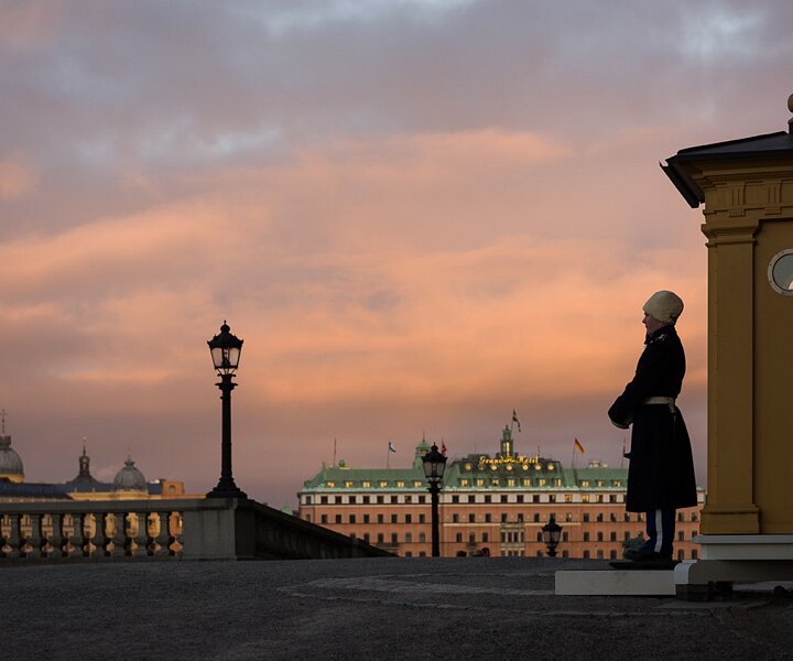 _DSC0063 Royal Guard at the Royal Palace in Stockholm. The Grand Hôtel in the background.