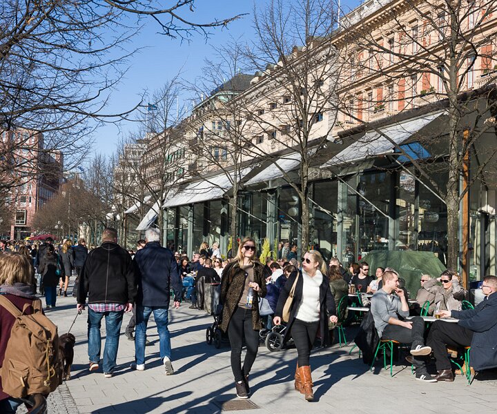 _DSC0006 People enjoying the spring sun in Kungsträdgården.