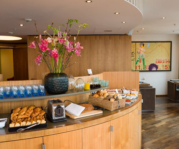 _DSC0003-2 Breakfast in the lounge at the hotel in Berlin.
