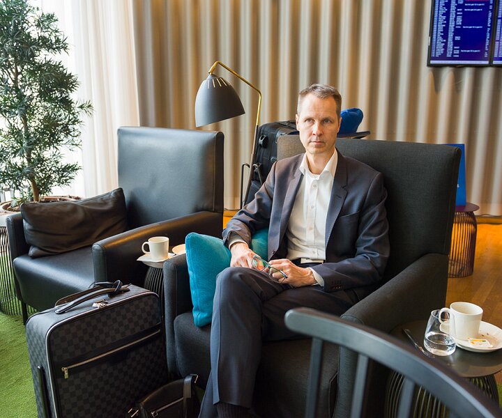 _DSC0004 Arto in the lounge at Arlanda airport, waiting for boarding of the flight to Berlin.