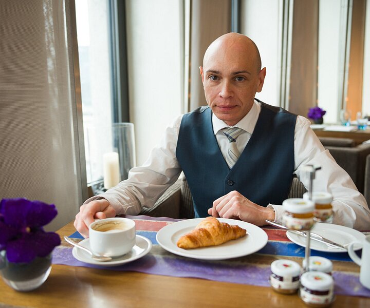 _DSC0008-2 Markos having breakfast at the hotel in Berlin.