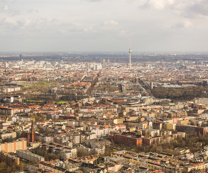 _DSC0026 View of Berlin and the TV-tower on approach to Tegel airport.
