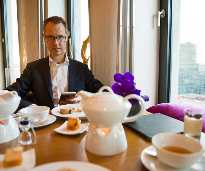 _DSC0036 Arto at the hotel in Berlin, having afternoon tea.