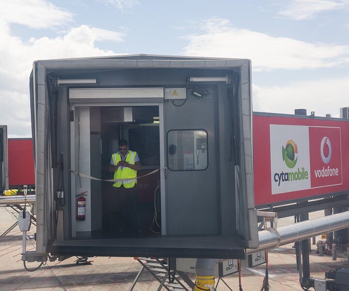 _DSC0031 Docking to the gate at Larnaca airport.