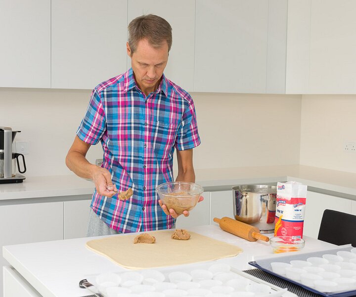 _DSC1509 Arto baking kanelbullar.