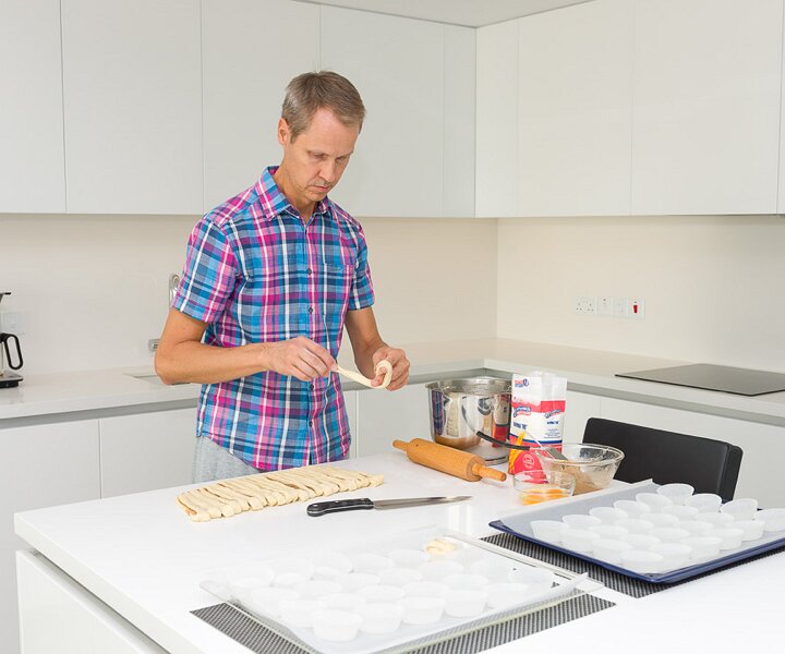 _DSC1513 Arto baking kanelbullar.