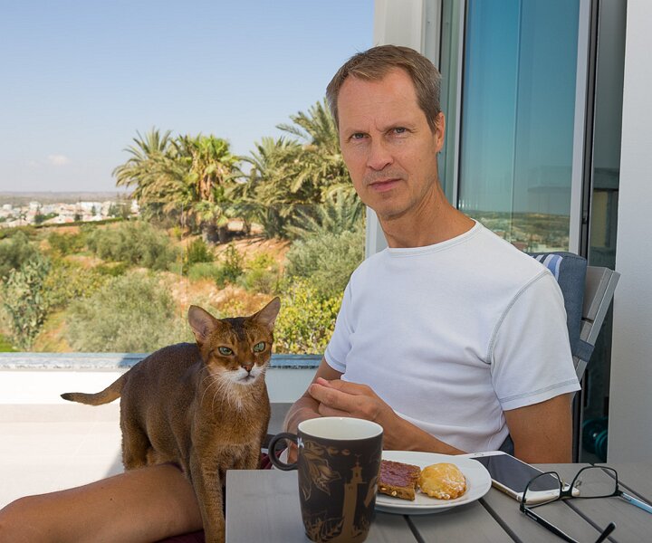 _DSC1545 Arto having coffee on the veranda with Dumle.