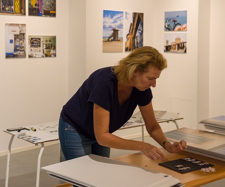 _DSC1791 Anna with preparations for the photo exhibition.