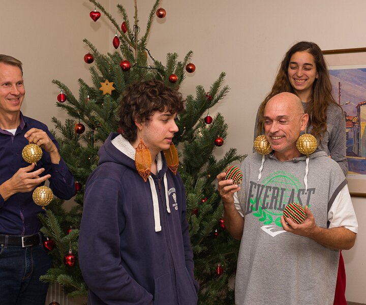 _DSC2030 Arto, Andreas, Ingrid and Nicos decorating the Christmas tree.