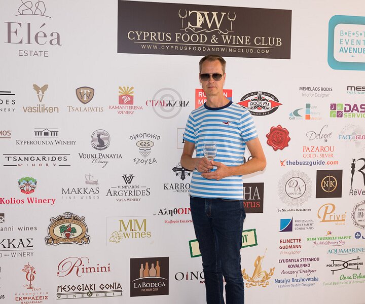 _DSC3822 Arto at fashion show with wine tasting in Pafos.