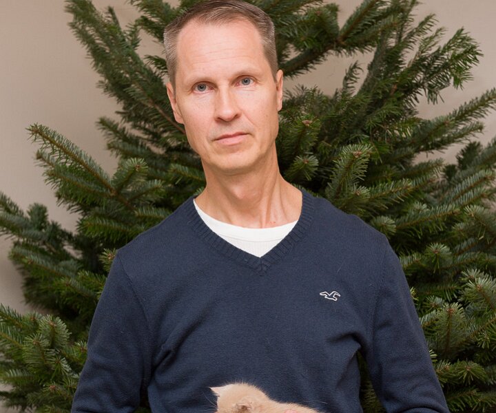 _DSC7151 Arto with kitten by the Christmas tree at Nicos' place.