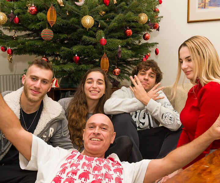 _DSC7159 Iakovos, Ingrid, Nicos, Andreas and Polina by the Christmas tree.