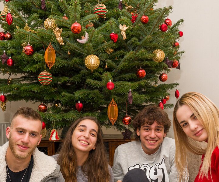 _DSC7163 Iakovos, Ingrid, Nicos, Andreas and Polina by the Christmas tree.