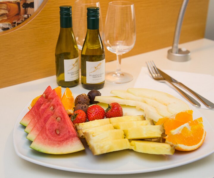 _DSC7810 Fruit, chocolate and wine in the suite at Scandic Alvik.