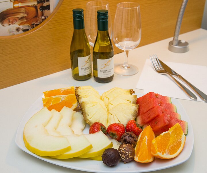 _DSC7812 Fruit, chocolate and wine in the suite at Scandic Alvik.