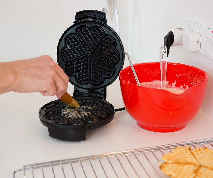 _DSC7944 Arto making waffles.