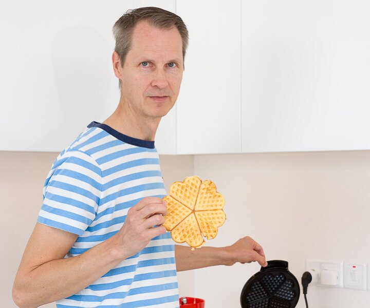 _DSC7951 Arto making waffles in the kitchen of the apartment in Limassol.