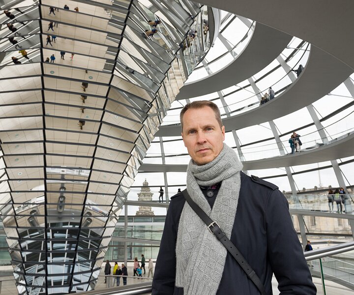 _DSC8013 Arto in the glass dome of the Reichstag building in Berlin.