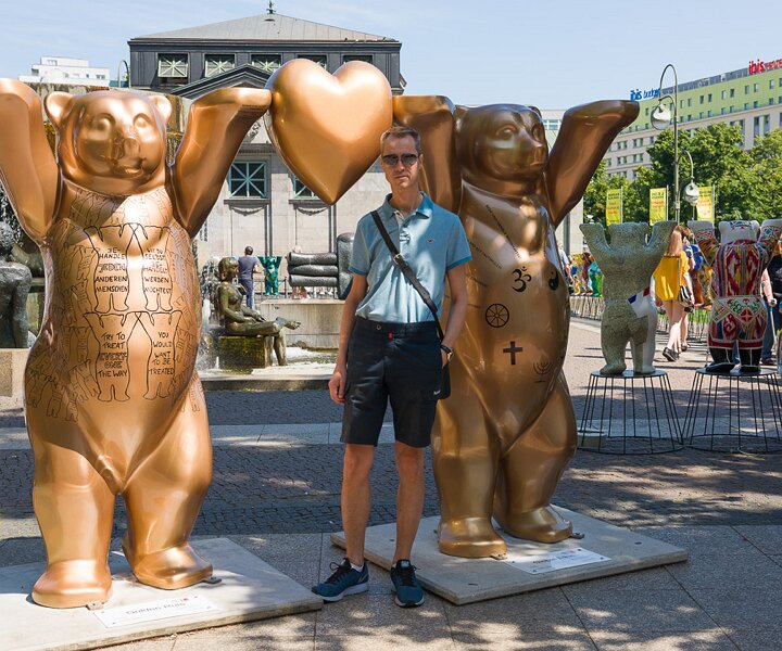 _DSC9185 Arto with bears at Wittenbergplatz in Berlin.
