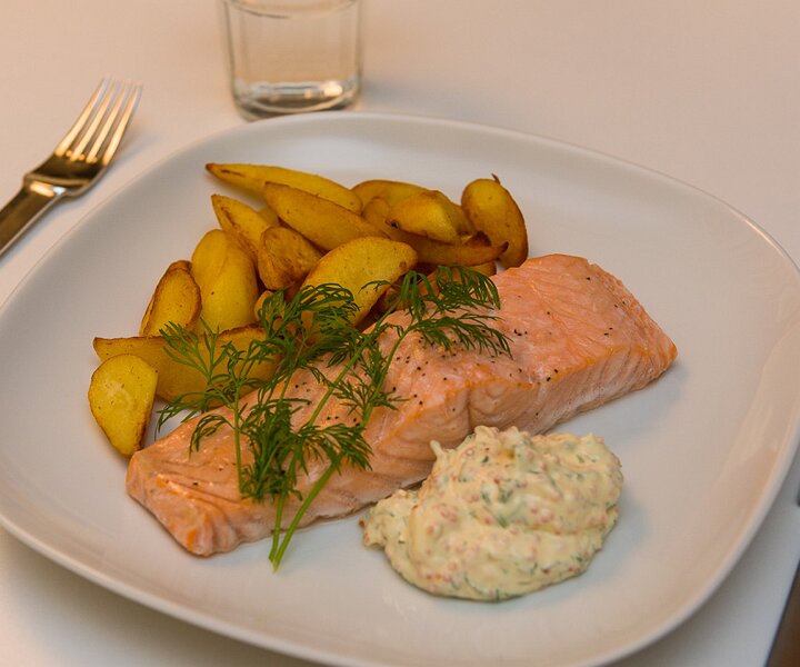 _DSC0193 Dinner: Oven baked salmon and potatoes.