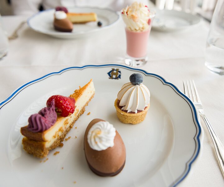 _DSC9854 Desserts at the Veranda of Grand Hôtel.