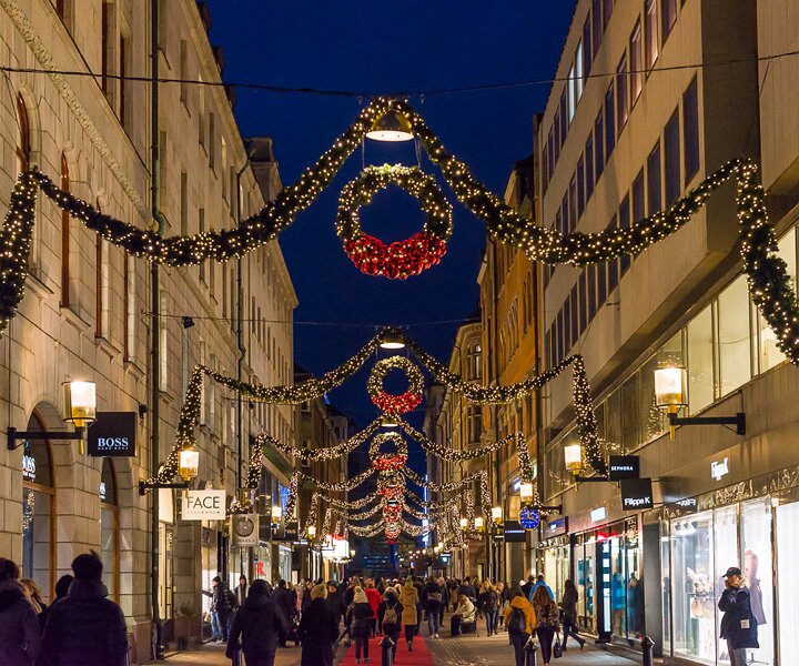 _DSC0271 Biblioteksgatan with Christmas decorations in early December.