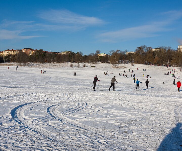 _DSC1234 Skiers at Gärdet on a cold and sunny day in January.
