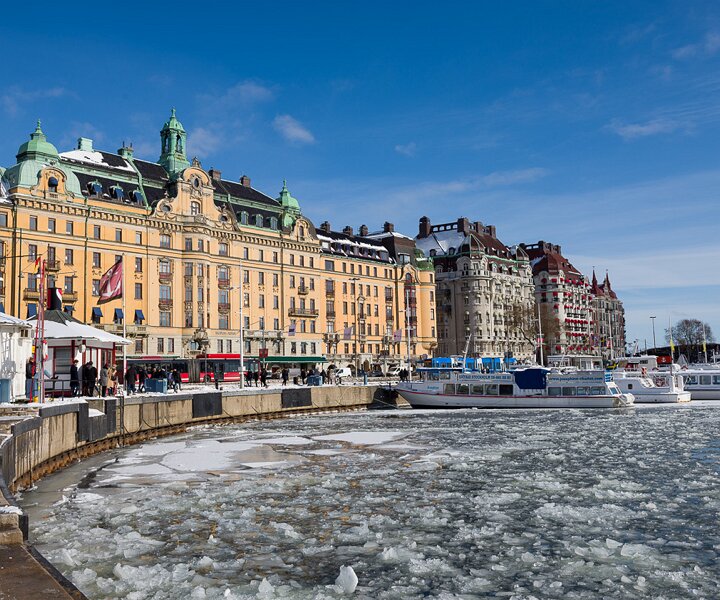 _DSC1839 At Nybrokajen. The ice starts melting as spring arrives.