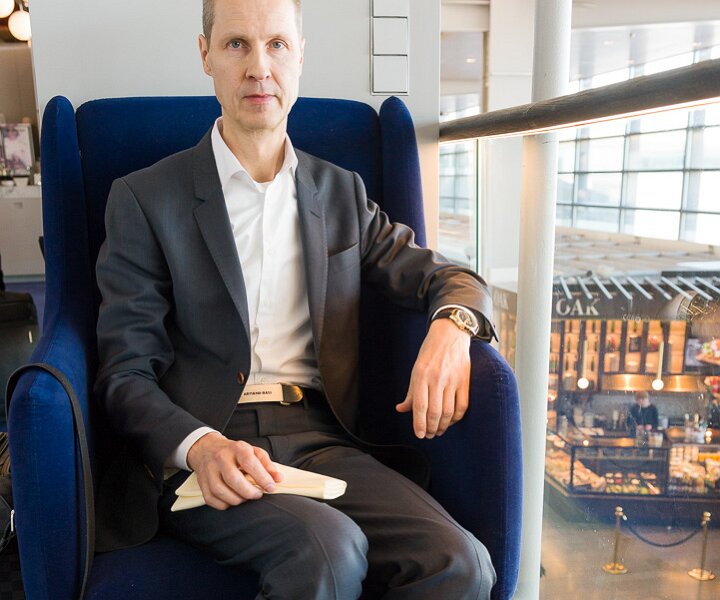 _DSC1956 Arto having breakfast at Pontus in the Air at Arlanda airport before the flight to Berlin.