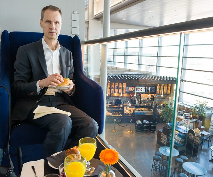 _DSC1963 Arto having breakfast at Pontus in the Air at Arlanda airport before the flight to Berlin.