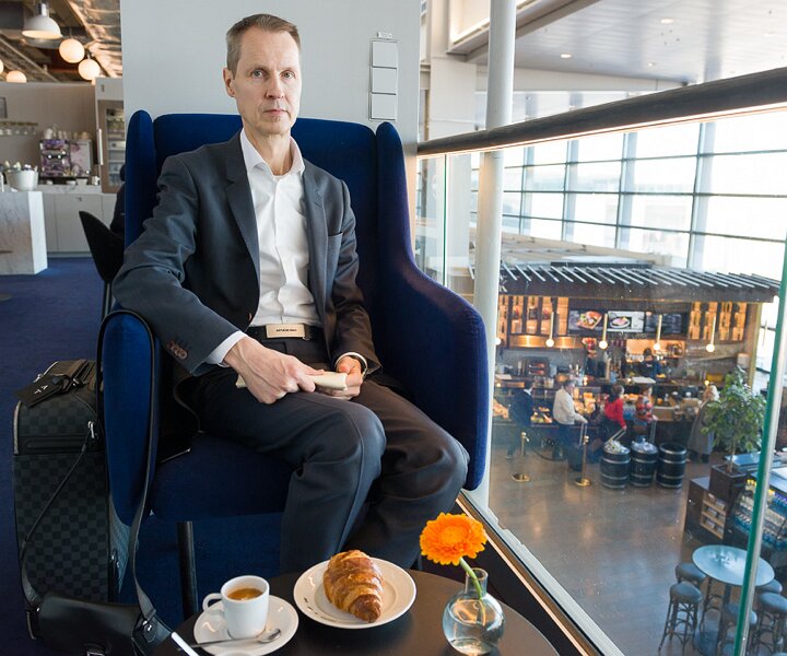 _DSC1972 Arto having breakfast at Pontus in the Air at Arlanda airport before the flight to Berlin.