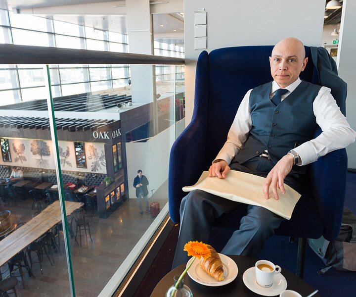 _DSC1975 Markos having breakfast at Pontus in the Air at Arlanda airport before the flight to Berlin.