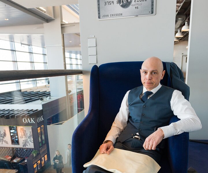 _DSC1981 Markos having breakfast at Pontus in the Air at Arlanda airport before the flight to Berlin.