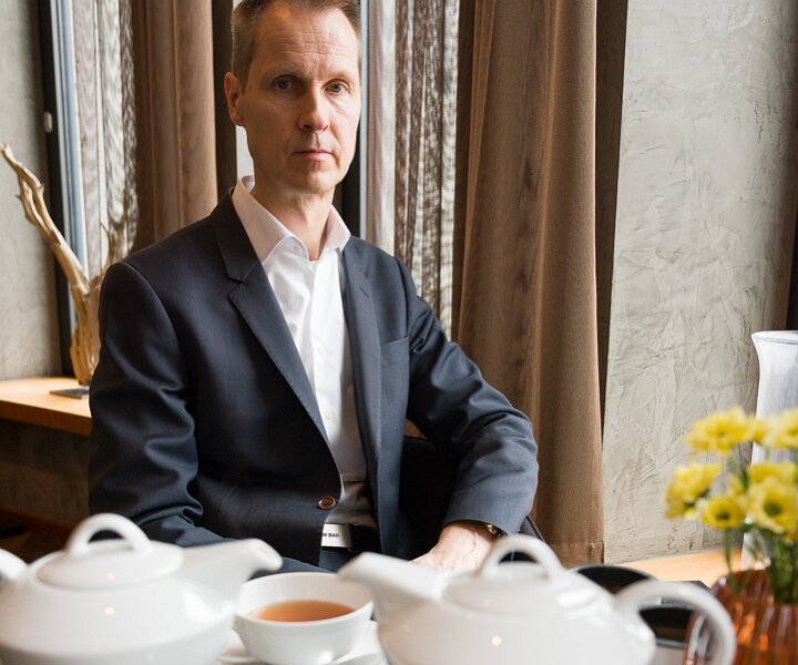 _DSC1984 Arto having afternoon tea at the hotel lounge in Berlin.