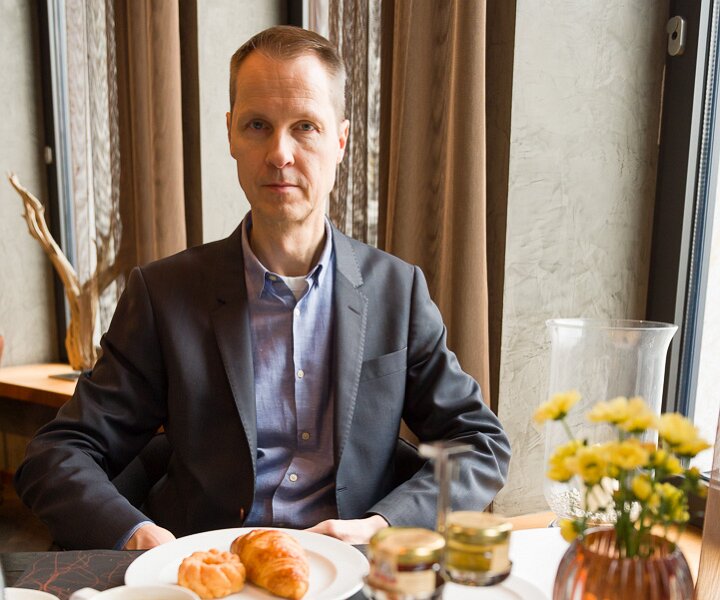 _DSC1996 Arto having breakfast at the hotel lounge in Berlin.