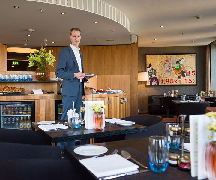 _DSC2021 Arto having breakfast at the hotel lounge in Berlin.